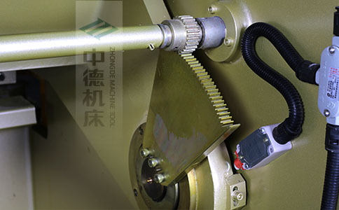 ZDS-450采用高精度刀片間隙調節齒輪，經過淬火高硬度又耐磨，表面鍍鋅不生銹，長年累月使用依然有很高的調節精度.jpg