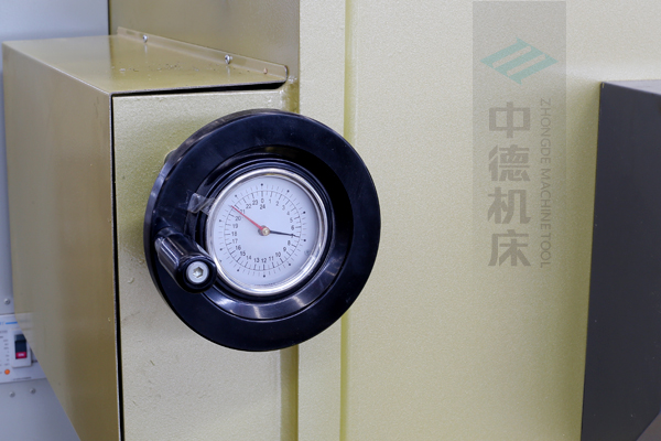 ZDG-640刀片間隙調節裝置，設置在機架前面，并有刻度顯示，調節方便.jpg