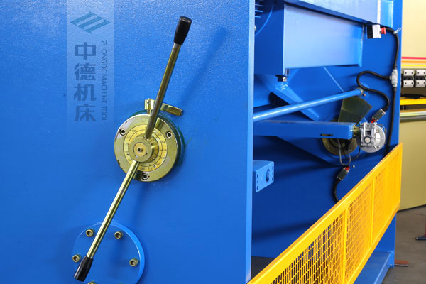 ZDSK-1632剪板機刀片間隙手動調節器，刻度清淅，調節省力又簡便.jpg