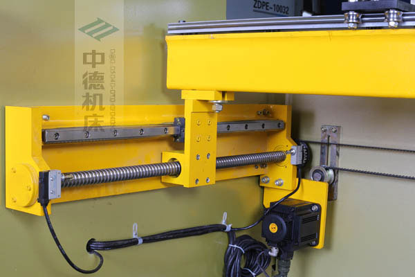 ZDPK-10032X軸配有滾珠絲桿及直線導軌，大功率伺服電機，鋼絲同步帶，能顯著提升X軸定位精度及速度