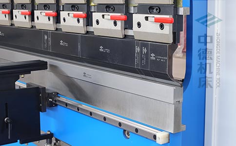 ZDPK-6325標配高精度模具快夾，換模速度快5倍，加高型模托是門業制造專業配置.jpg