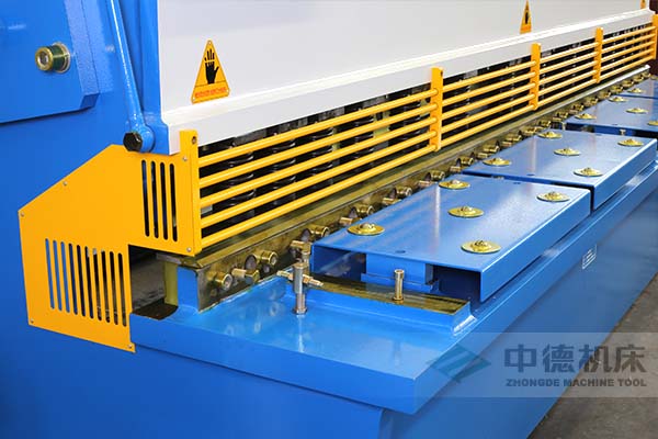 ZDS-1632剪板機進料口，安全防護，進料無阻，又能直接觀看到燈光對線的剪切位置.jpg