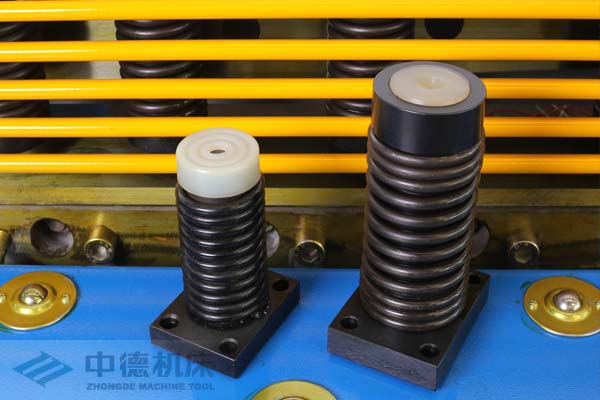 ZDS-1632采用高品質壓料油缸，不滲油不會在板材表面留有油污.jpg