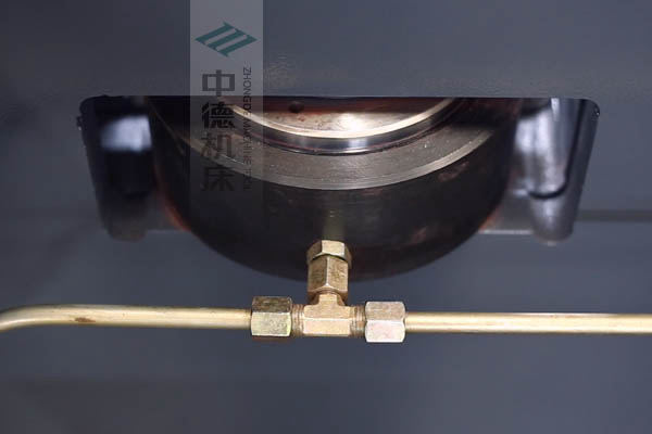 ZDPE8025高精度液壓撓度補償，高品質油缸，有效補償中間位置角度偏差.jpg