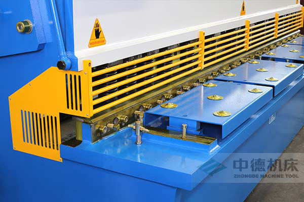ZDS-432剪板機進料口，安全防護，進料無阻，又能直接觀看到燈光對線的剪切位置.jpg