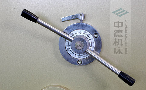ZDS-640剪板機刀片間隙手動調節器，刻度清淅，調節省力又簡便.jpg