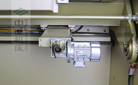 ZDS-640剪板機后檔料結構，平行度高，并采用國內一流品牌軸承，耐磨抗壓壽命長.jpg